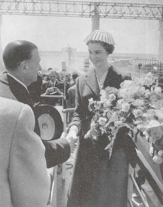 p. 15, subito dopo il varo la Principessa Margaretha si congratula con il Presidente dell'Ansaldo